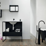 חדר אמבטיה מט ושחור לבן עם רצפת עץ