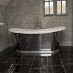 חדר אמבטיה בשחור לבן עם אלמנטים פנים כרום