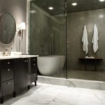 חדר אמבטיה שחור לבן עם אזור מקלחת נפרד
