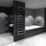 חדר אמבטיה בשחור לבן עם נישות קיר