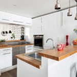 Baltas virtuvės dizainas su pusryčių baru ir saugykla