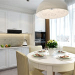 Ontwerp van een witte keuken met gecombineerde verlichting