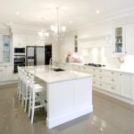 Hvit kjøkkendesign i et blankt interiør
