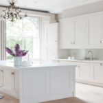 Eklektiško stiliaus baltos virtuvės dizainas