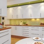 Baltas virtuves dizains interjerā ar gaiši zaļu