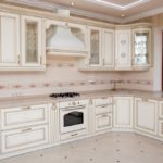 Baltas virtuves dizains interjerā ar stūra komplektu