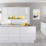 Ontwerp van een witte keuken in de moderne stijl