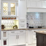 Ontwerp van een witte keuken in het interieur in een klassieke stijl