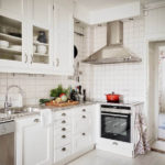 Thiết kế bếp màu trắng theo phong cách chung của nội thất.