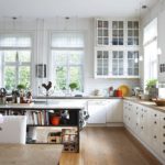Dizajn bielej kuchyne v priestrannej jedálni