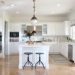 Design bianco della cucina in interni spaziosi