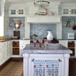 Diseño de cocina blanco combinado con azulejos decorativos.