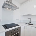 Високотехнологичен дизайн на бяла кухня