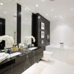 עיצוב אמבטיה קירות שחורים רצפה ותקרה לבנים