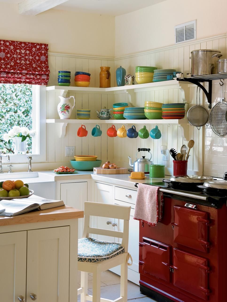 Intérieur de cuisine blanc avec une combinaison harmonieuse de couleurs