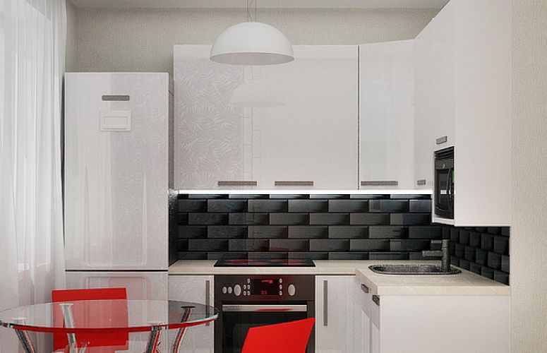 Interiér bielej kuchyne s kachľovou zásterou a červenými stoličkami.