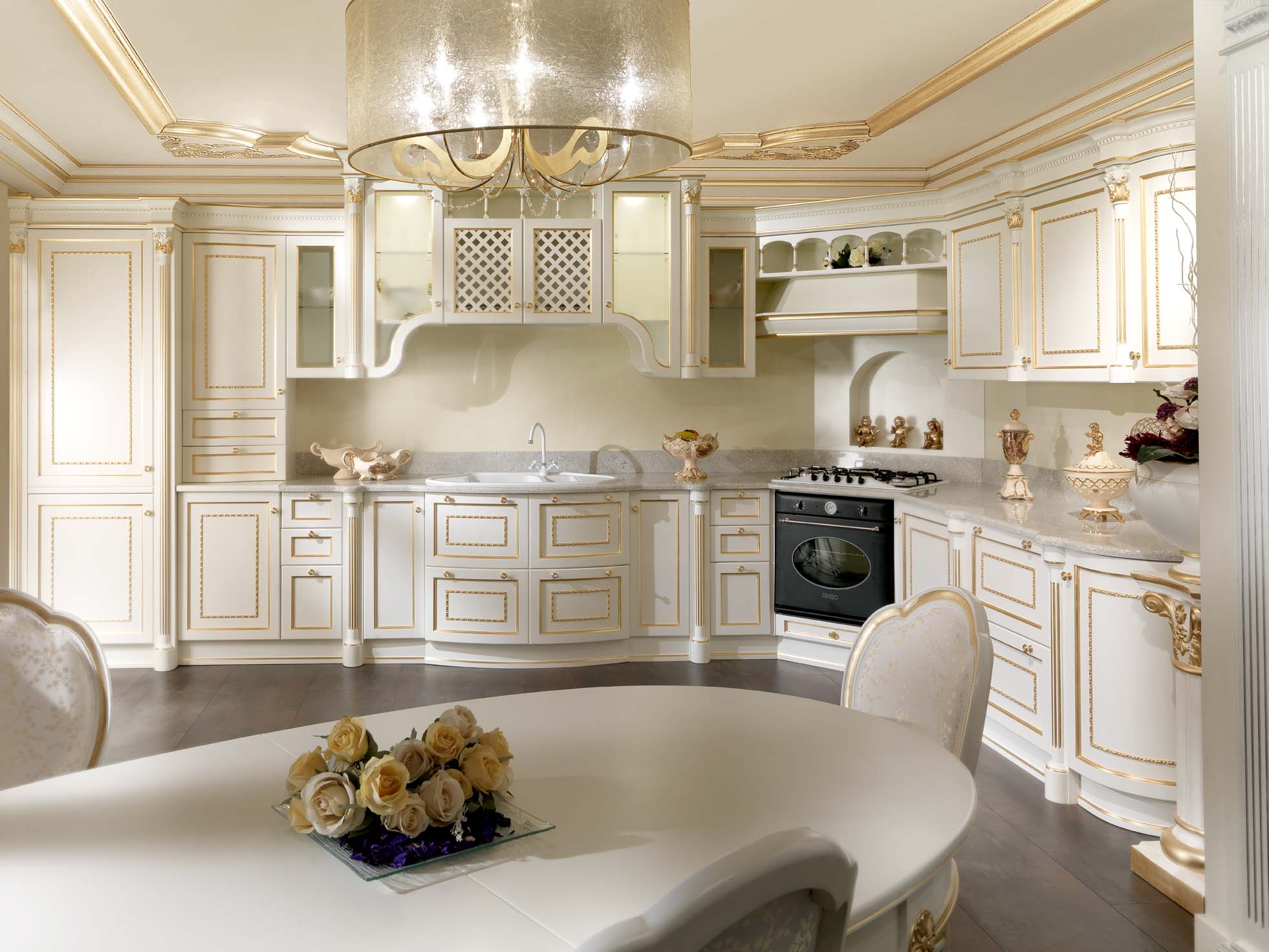 Baltas virtuvės interjeras su paauksuotomis detalėmis.
