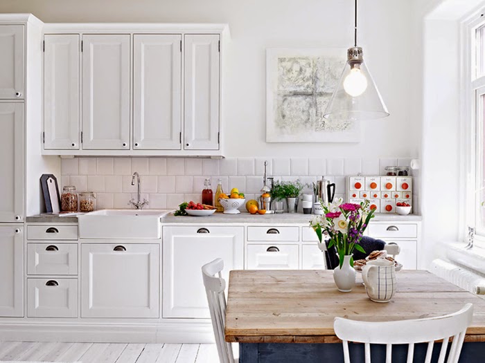 Balts virtuves interjers ar ziedu motīviem