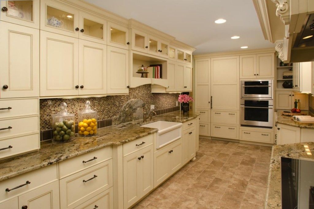 Interiorul bucătăriei albe în tonuri de bej.
