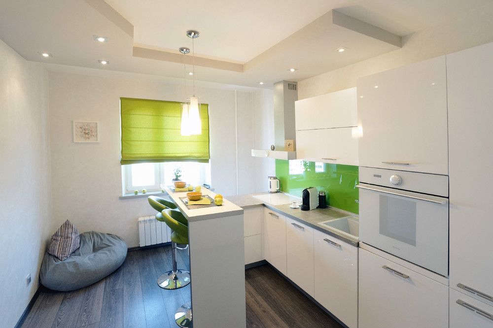 Interiér bielej kuchyne v minimalistickom štýle