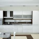 Bir şehir daire iç beyaz mutfak doğrusal tasarımı