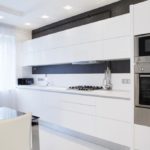 Γραμμικός σχεδιασμός λευκής κουζίνας σε εσωτερικό χώρο υψηλής τεχνολογίας