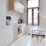 Palėpės baltos virtuvės dizainas miesto bute