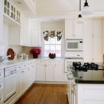 Diseño isleño de cocina blanca en el interior