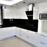 Sarok kialakítása egy fehér konyha egy városi lakásban
