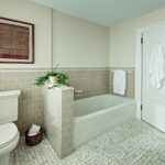 עיצוב מקורי של חדר אמבטיה בשילוב עם שירותים