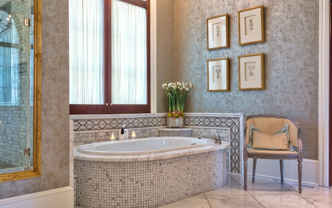 עיצוב מודרני לחדר אמבטיה עם חלון