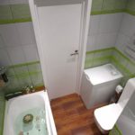 עיצוב מסוגנן של חדר אמבטיה בשילוב עם שירותים