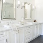 חדר אמבטיה לבן עם אריחים מבריקים אפורים על הרצפה