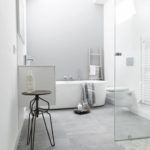 חדר אמבטיה משיש לבן עם אריחי רצפה אפורים