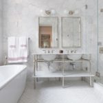 קירות אמבטיה לבנים עשויים אריחי חלת דבש אפורים בהירים