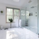 حمام أبيض في منزل خاص مع بلاط رخامي على الأرض