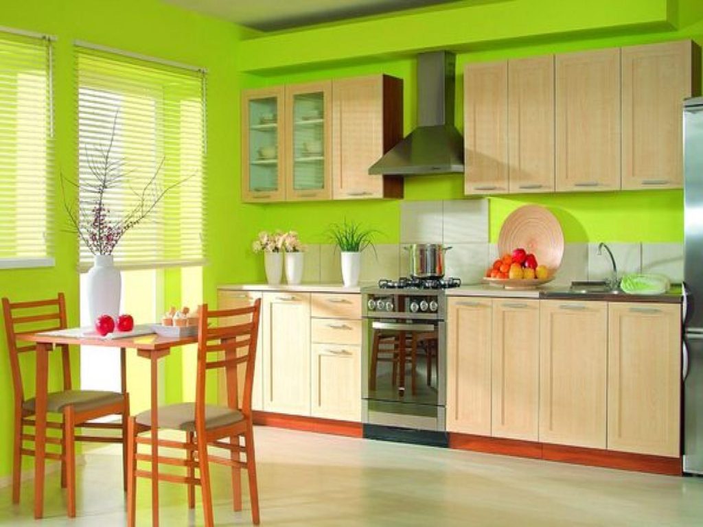 Smėlio spalvos virtuvė žalia