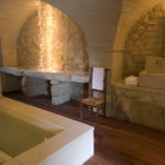 סגנון קטקומבה אמבטיה גדול עשוי אבן מחוספסת