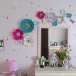 קישוט פרחי חדר ילדים עשויים נייר על הקיר