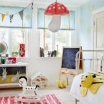 העיצוב של חדר הילדים הוא הרבה צעצועים בהירים ומוארים.