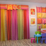 תפאורה לחדר ילדים וילונות רב צבעוניים