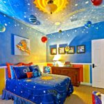 חדר ילדים מעוצב עם מגרש חלל
