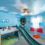 ג'ירפה מעוצבת לחדר ילדים ושמיים בתקרה
