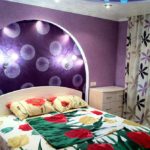 Decor arc de dormitor cu iluminat și imprimare foto