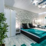 Asimetrisks augsto tehnoloģiju guļamistabas dekors koši zaļā krāsā