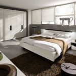 Decorul unui dormitor hi-tech alb-maroniu