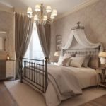 Klasisks guļamistabas dekors ar aizkariem un nojume