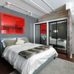 Decorul unui dormitor roșu pe gri