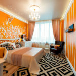Décor d'une chambre à coucher un dessin en relief de plâtre blanc sur fond orange