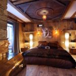 Decoração de quarto rústica madeira manchada e seda marrom